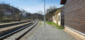 Cesta z Nedvědického nádraží na hrad Pernštejn