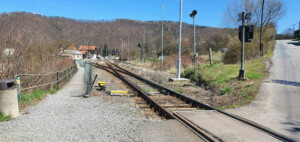 Cesta z Nedvědického nádraží na hrad Pernštejn