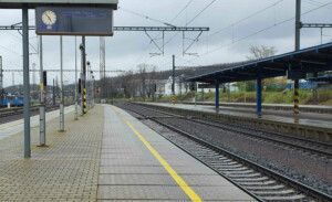 Nádraží Praha-Libeň, nástupiště 1, u vzdálenější koleje od staniční budovy