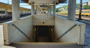 Na smíchovské nástupiště 3 a 3A vedou dva podchody.