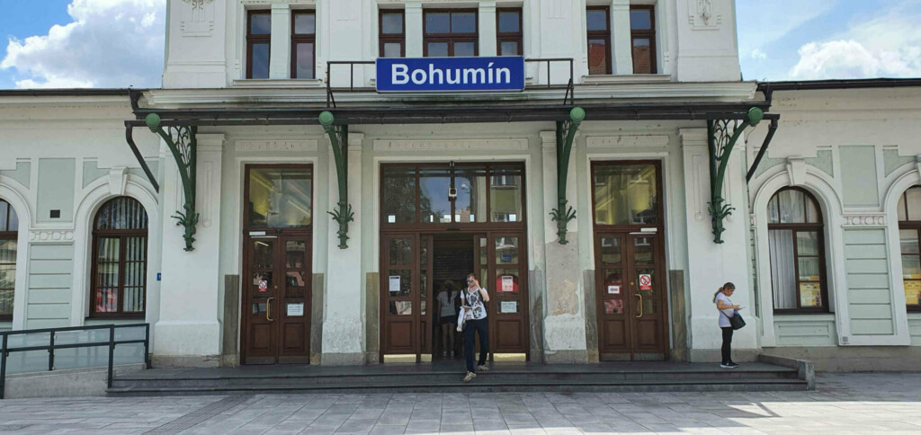 Bohumín, nádraží. Hlavní vstup do haly nádraží. Bezbariérový nájezd je hned vlevo schodiště.