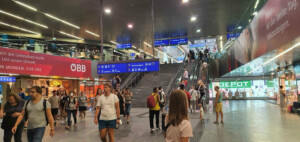 Přístup na nádraží z metra Südtiroler Platz - Hauptbahnhof