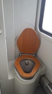 Záchod ve voze řady 810