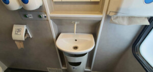 Záchod ve voze Bee 273 v šedém provedení