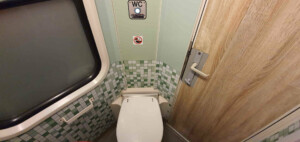 Záchod ve voze Bpee 237