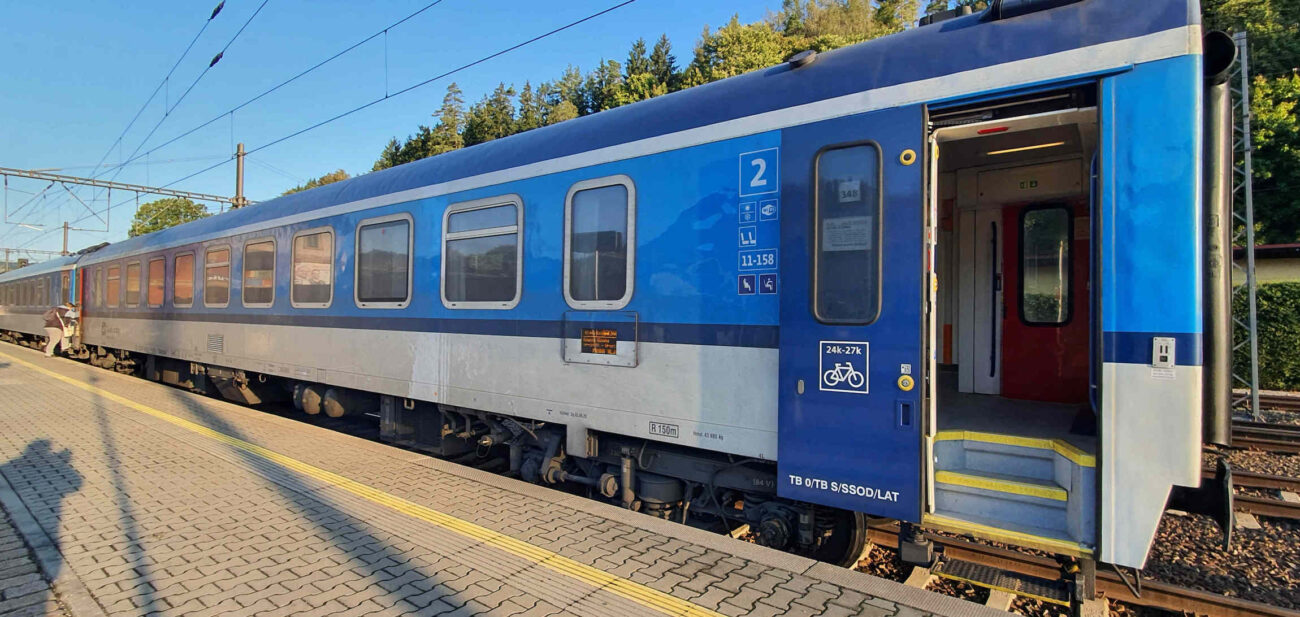 Vůz 2. třídy Bdmpee 233 je určen na dálkové tratě. Zde na nočním rychlíku Baltic Express z polského Gdaňska do Prahy.