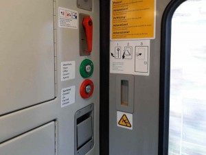 Otevírání dveří ve vlaku Bee 238