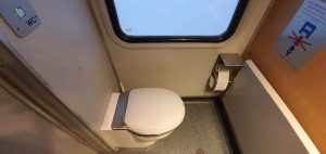 Ve vlaku na záchodě