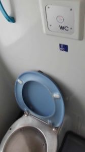 Záchod a umyvadlo ve voze Bpmmbdz 284