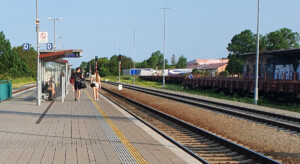 Nádraží v Mikulově na Moravě, nástupiště u koleje 1