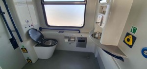 Záchod pro vozíčkáře ve vlaku