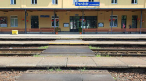 Přístup na nástupiště na vlakovém nádraží ve Frenštátu pod Radhoštěm