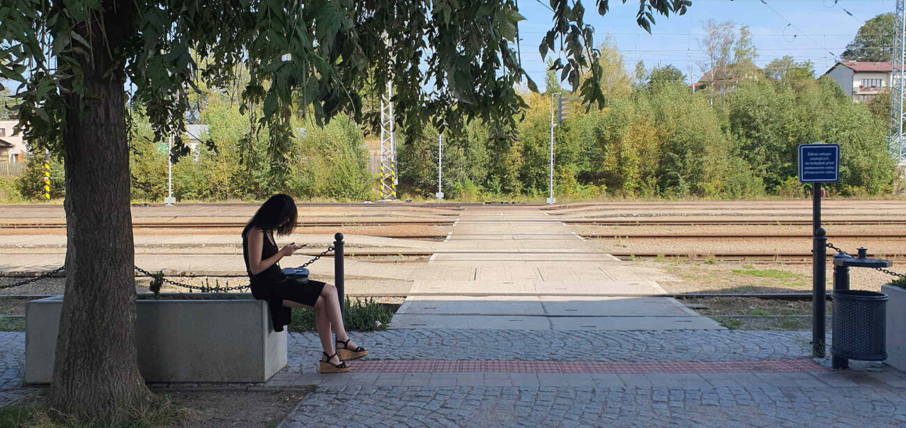 Příchod na nástupiště ve stanici Světlá nad Sázavou