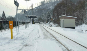 Adamov, zastávka, nástupiště u 1. koleje