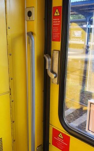 Otevírání dveří ve vlaku