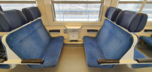 Motorový vůz ČD 842, oddíl se sedadly