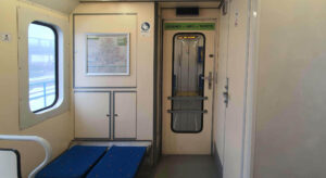 Přední oddíl pro kola a kočárky býval původně jak služební a uzamčený.