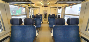 Ulička mezi sedadly ve voze ČD řady 842