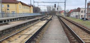 Hulínské druhé nástupiště u koleje 3