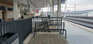 Čekárna a přístup na vlak na nádraží v Pardubicích-Rosicích nad Labem