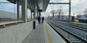 Nádraží Pardubice-Rosice nad Labem, nástupiště u koleje 3