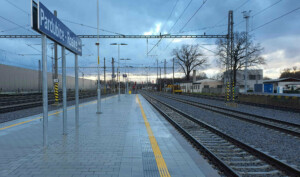 Nádraží Pardubice-Rosice nad Labem, nástupiště u koleje 3