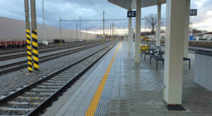 Nádraží Pardubice-Rosice nad Labem, nástupiště u koleje 4