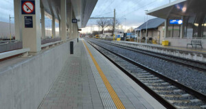 Nádraží Pardubice-Rosice nad Labem, nástupiště u koleje 3