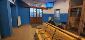 Čekárna a přístup na vlak na nádraží v Pardubicích-Rosicích nad Labem