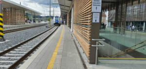 Nové nádraží ve Vsetíně. Nástupiště u koleje 2