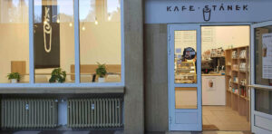 Kafe Stánek na nádraží ve Žďáře nad Sázavou