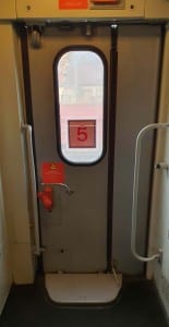 Jak otevřt dveře ve vlaku Bmz 21-90