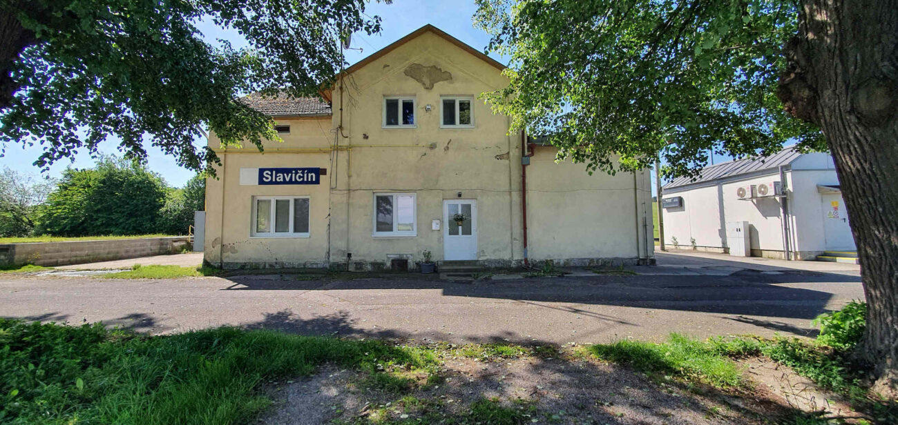 Cesta a parkování u nádraží v Slavičíně