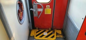 Jak otevřít dveře ve vlaku Bdtn 757