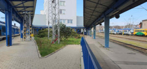 Kolejiště na nádraží v Havlíčkově Brodě tvoří písmeno V. Nástupiště 1 až 4 jsou na jedné straně, nástupiště 5 jsou na opačné straně budovy.