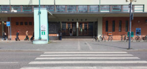 Příchod na nádraží v Poděbradech a parkování u nádraží
