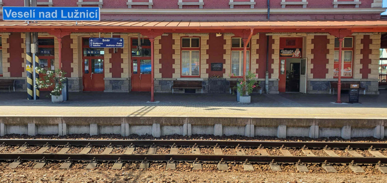 Čekárna a pokladna na nádraží ve Veselí nad Lužnicí