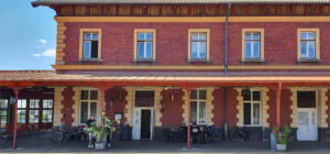 V pravé části nádraží ve Veselí nad Lužnicí je nádražní restaurace