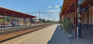 Nástupiště u koleje 1 na nádraží ve Veselí nad Lužnicí