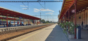 Nástupiště u koleje 1 na nádraží ve Veselí nad Lužnicí