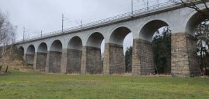 Železniční viadukt u Sazomína