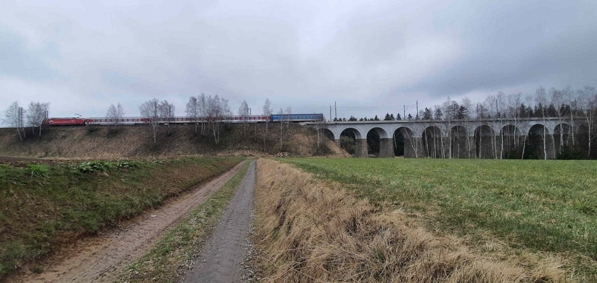 Kudy k železničnímu viadaktu o obce Sazomín