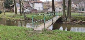 Kudy k železničnímu viadaktu o obce Sazomín