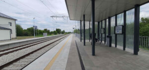 Nástupiště u 1. koleje, směr Brno. Zastávka Ořechov