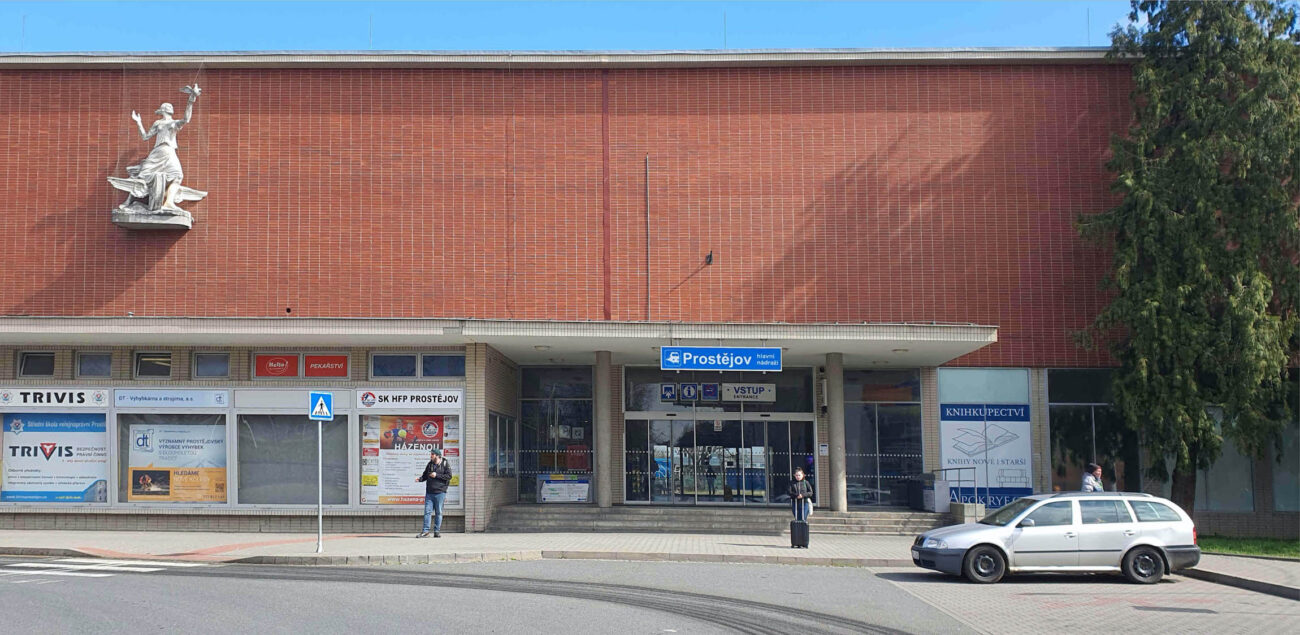 Hlavní vstup na nádraží v Prostějově