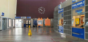 Pokladny v hale hlavního nádraží v Prostějově