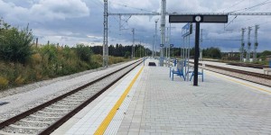 Nástupiště u 4. koleje na nádraží ve skleném nad Oslavou
