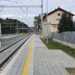 Nádraží Střelice, nástupiště u 1. koleje