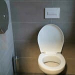 Záchod na nádraží v Hanušovicích
