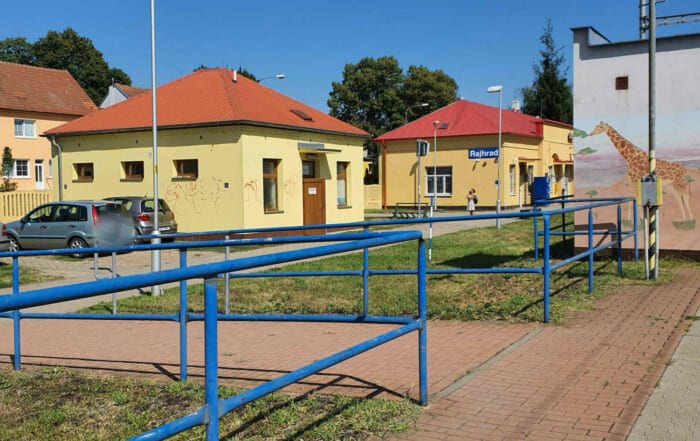 Kudy na nástupiště v Rajhradě